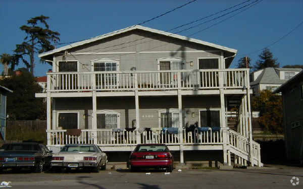 Foto del edificio - 8300 Macarthur Blvd