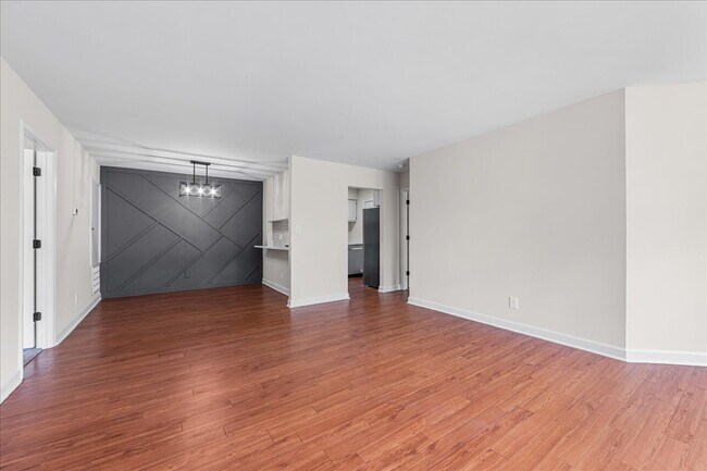 Building Photo - BEAUTIFULLY UPDATED!