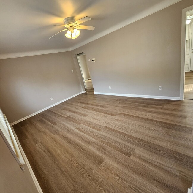 Building Photo - 3 Bedroom Bungalow w/ Updated Kitchen and Stainless-Steel Appliances. Spacious Living Room w/ Cei...