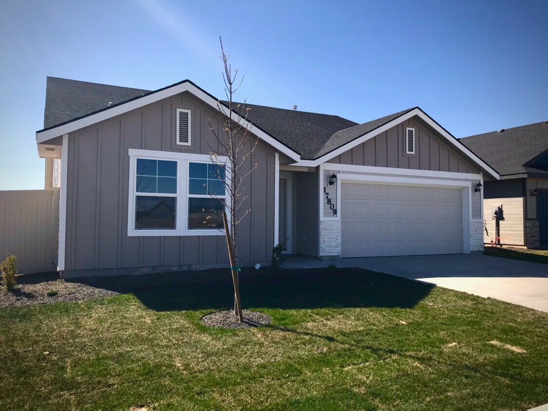 Foto principal - 17809 Sunset Ridge Ave