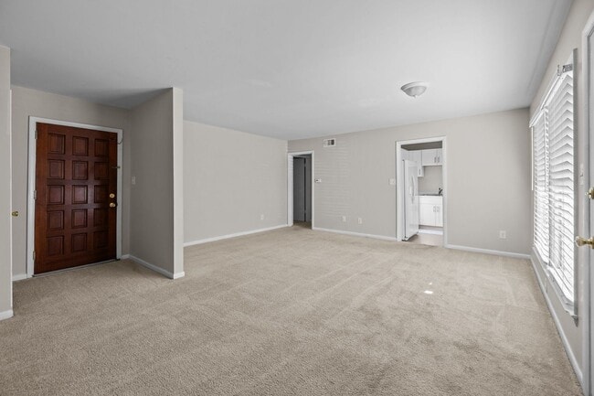 Building Photo - *MOVE IN READY* 3 Bed, 2 Bath Condo, Close to Uptown!!!