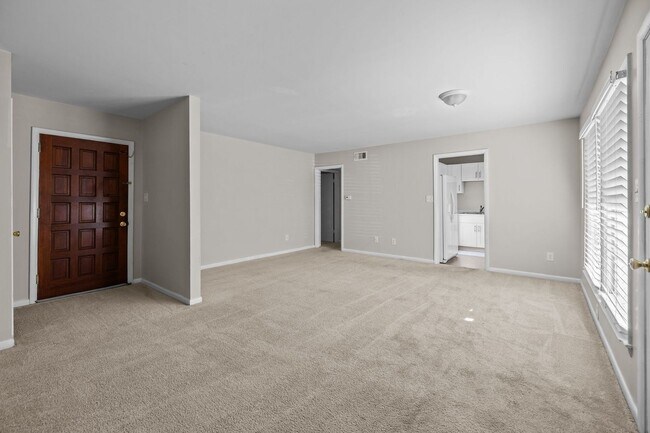 Foto del edificio - *MOVE IN READY* 3 Bed, 2 Bath Condo, Close to Uptown!!!