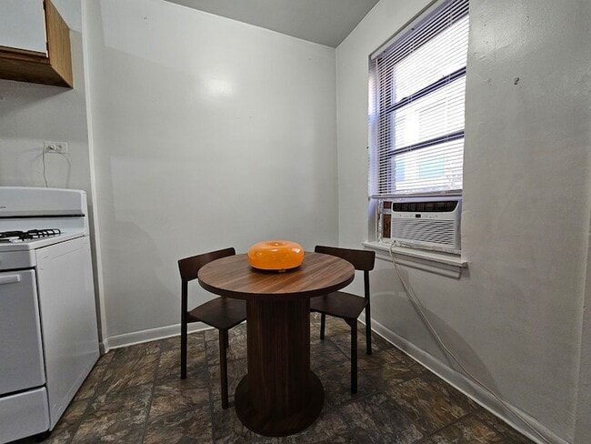 Building Photo - 644 W Wrightwood Ave