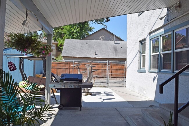 Building Photo - Furnished Efficiency Near Hospitals and Do...