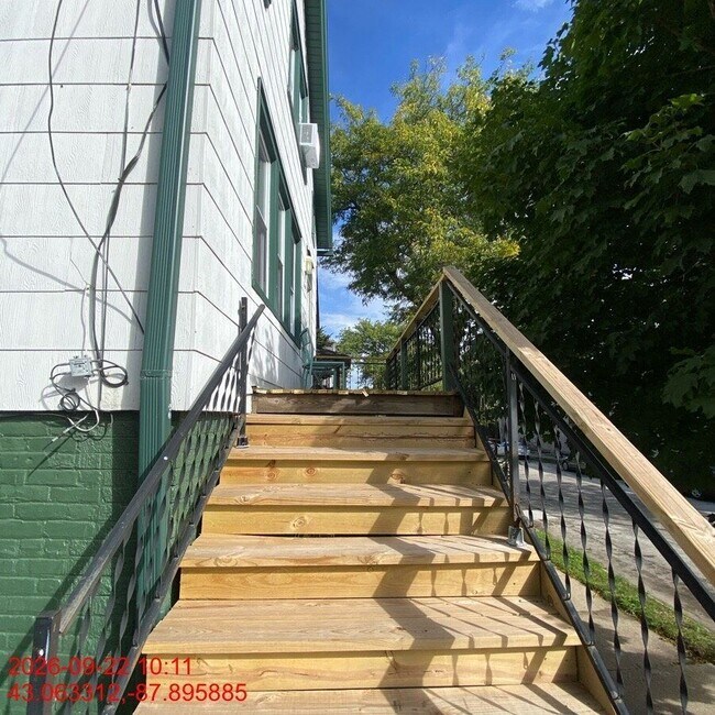 Foto del edificio - 2461 N Gordon Pl