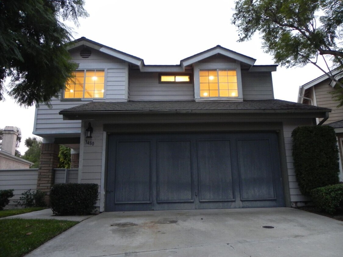 Foto principal - 4 Bed/2.5 Bath Spacious Two Story Home at ...