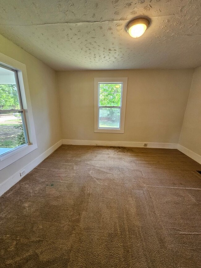Building Photo - 2BR with Living Room & Den!