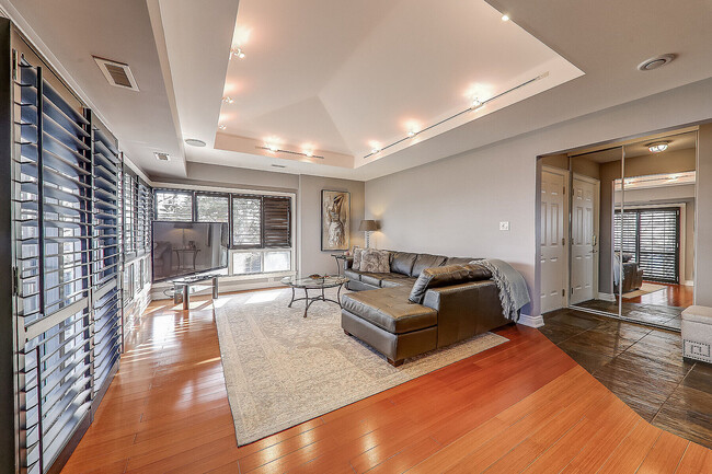 Photo du bâtiment - 75 Maple Ave S