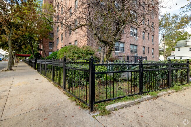 Foto del edificio - 13111 Kew Gardens Rd