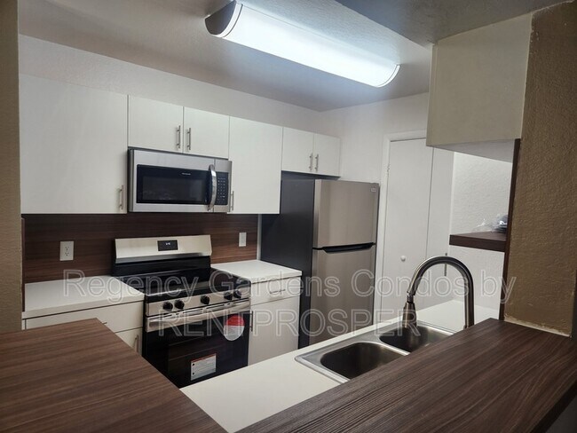 Foto del edificio - 5540 Devonbriar Way