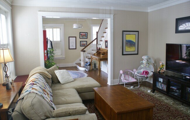 Building Photo - Fantastic Four Bedroom Home in Museum Dist...