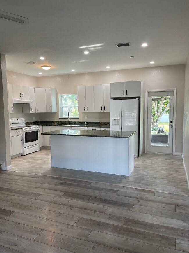 Building Photo - Convenient Port Charlotte Location!