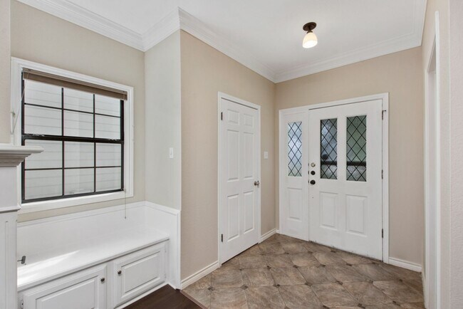 Building Photo - 2208 Indian Trail - Unit B