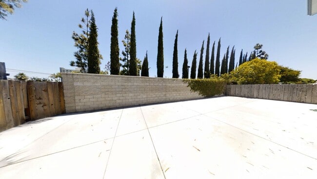 Building Photo - Large Property w/ 2 Kitchens!!