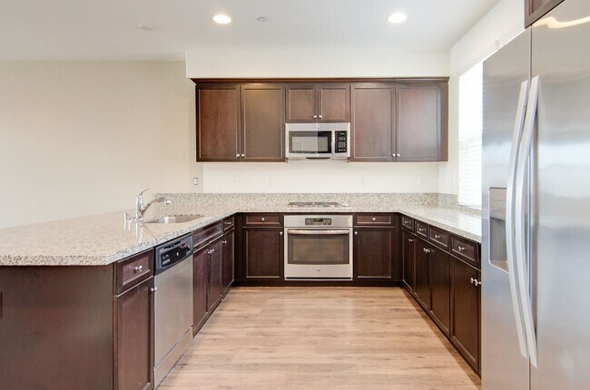 Building Photo - Newer Build 4-Bed Townhome in HOA Community!
