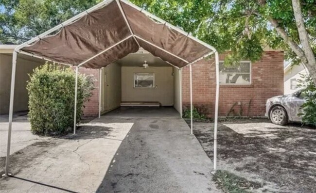 Foto del edificio - Charming 2/2 Duplex in West Bradenton with Private Yard and Carport
