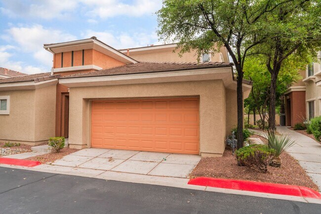 Foto del edificio - Beautiful, upgraded 2 story townhouse unit...