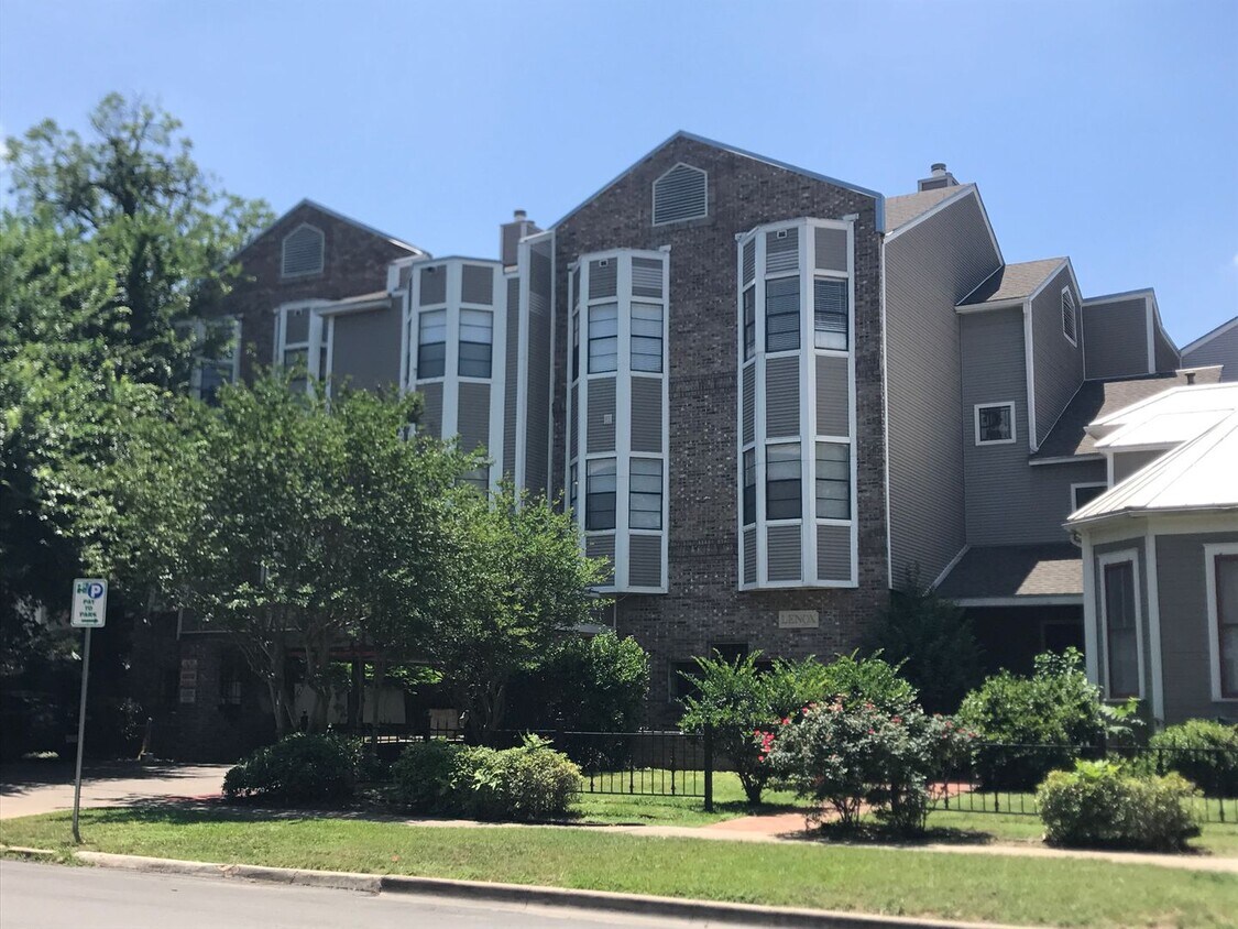 Foto principal - UT PRE LEASE: Huge 2/2 Lenox Condo Unit w/...