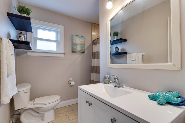 Building Photo - Upper 2-Bedroom Apartment - Central Oshawa - Quiet Street