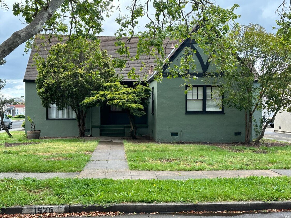 Primary Photo - 1525 Illinois St