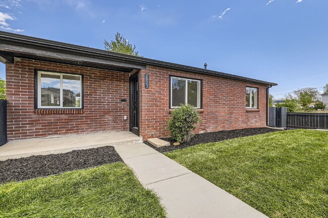 Beautifully Updated Duplex - Beautifully Updated Duplex Apartment