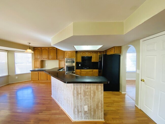 Foto del edificio - 302 S Quail Ln