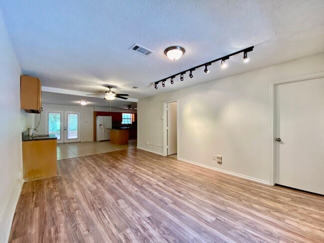 Foto del edificio - 3 bedroom, 2.5 Bath in Forest Oaks (Near Forest Hills)