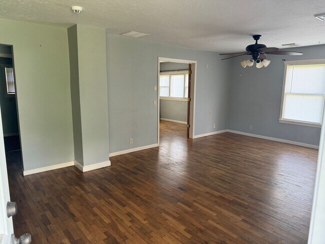 Foto del edificio - 2590 W Broadway St