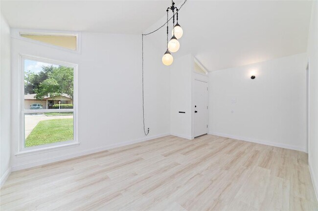 Building Photo - 5819 De Lange Ln