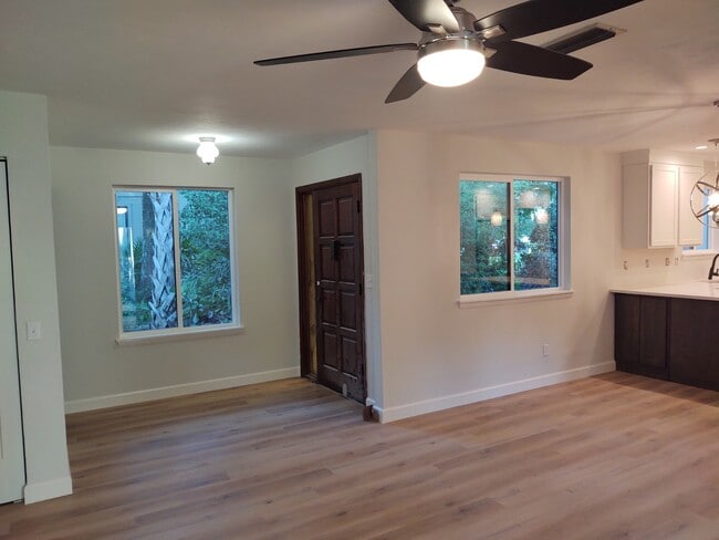 Building Photo - 219 Pine Cone Trl