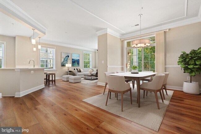 Foto del edificio - 15231 Royal Crest Dr