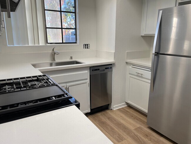 New quartz and stainless steel appliances - 9520 Campo Rd