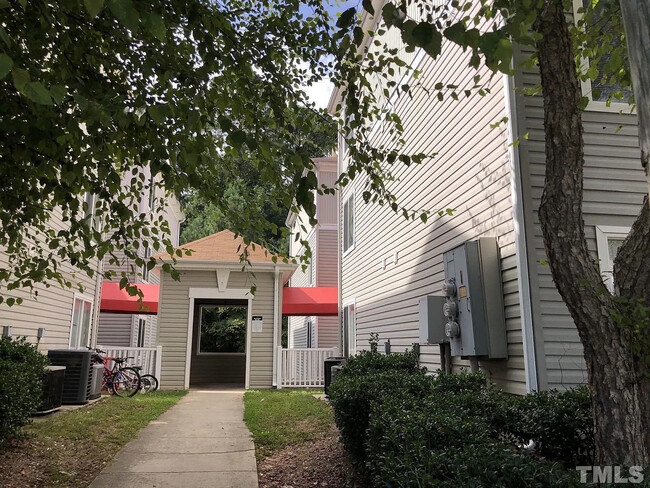 Building Photo - Room in Apartment on Crab Orchard Dr