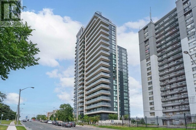 Photo du bâtiment - 1461-1461 Lawrence Ave W