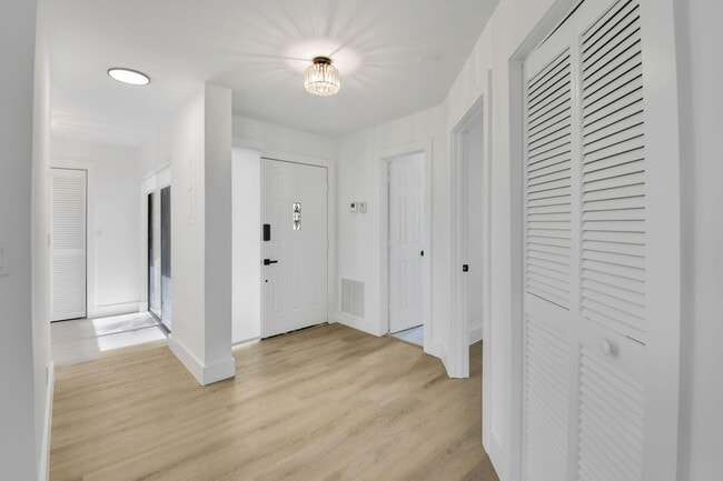 Building Photo - 7884 Seville Pl
