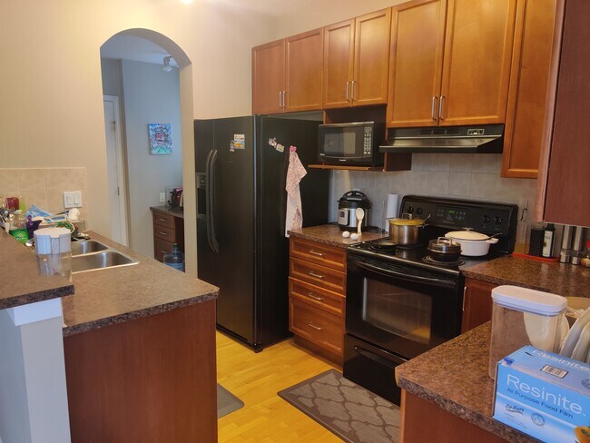 Photo du bâtiment - 8887 Royal Oak Way NW