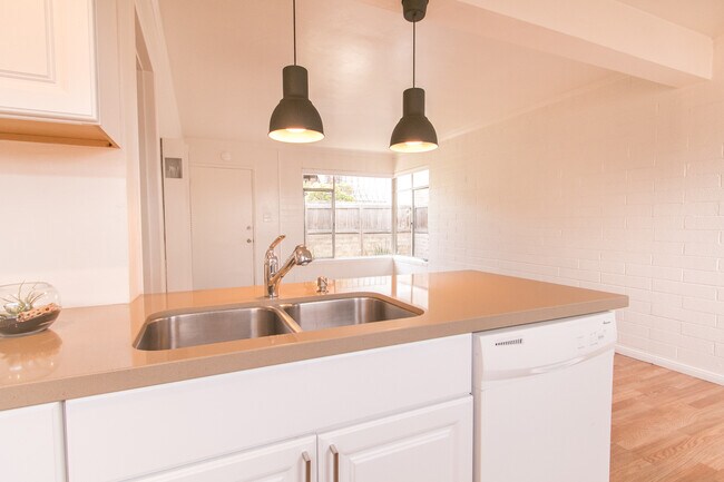 Building Photo - Charming 1br/1ba with Mid Century Touches in Ocean Beach/Point Loma