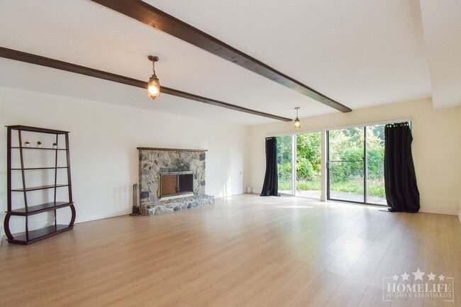 Photo du bâtiment - 1 bedroom + Den Basement Suite for Rent – Quiet Panorama Ridge Retreat