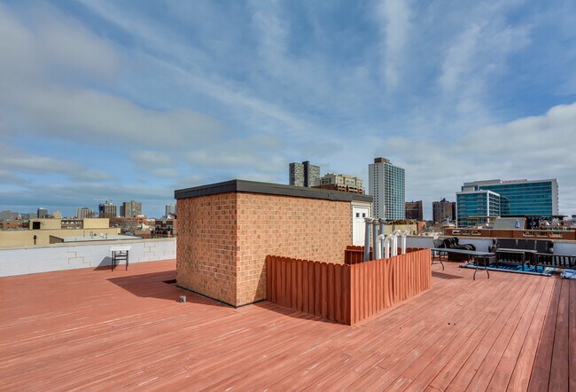 Building Photo - 3734 N Wilton Ave