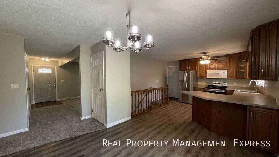 Foto principal - Newly Renovated 5 Bed Home w/ 2-Stall Garage