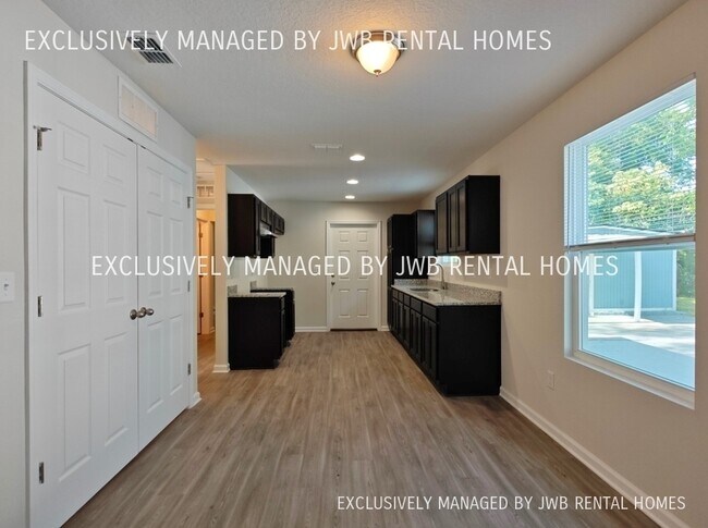 Foto del edificio - 1040 W 28th St