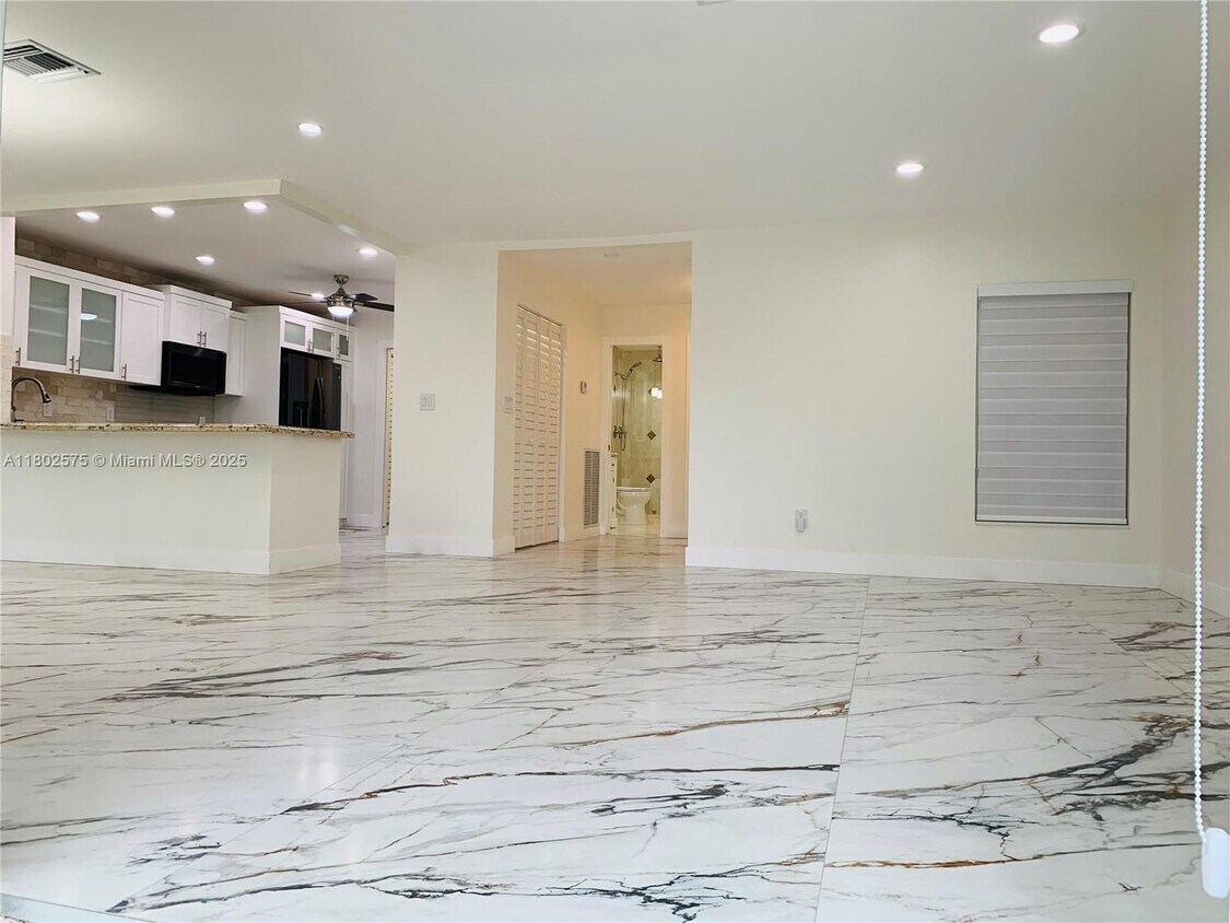 Foto principal - 18800 W Lake Dr