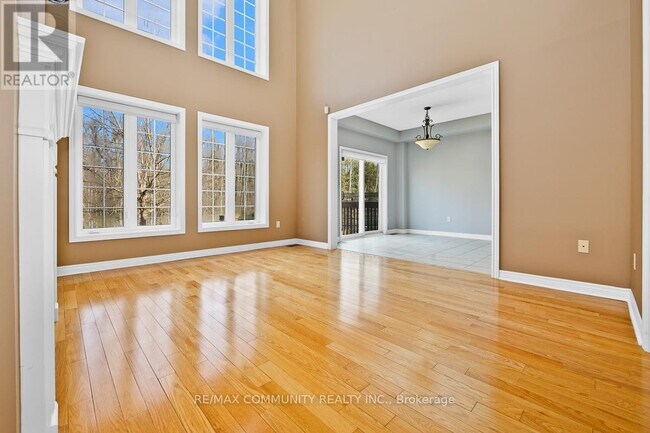 Photo du bâtiment - 48 Riverwalk Pl