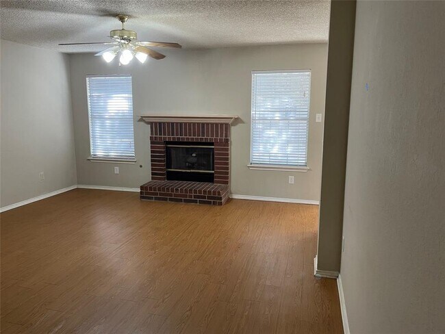 Foto del edificio - 1703 Shady Brook Ln