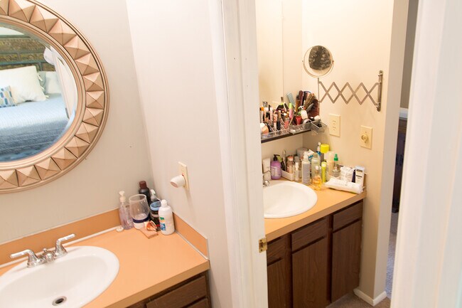 Building Photo - 2210 Woodleaf Ct