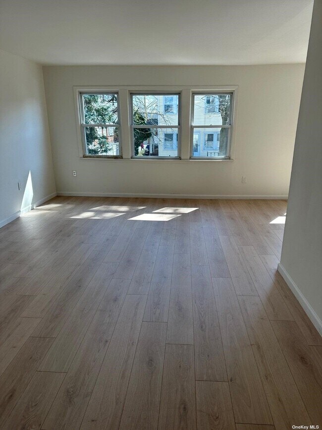 Foto del edificio - 221-34-221-58 58th Ave