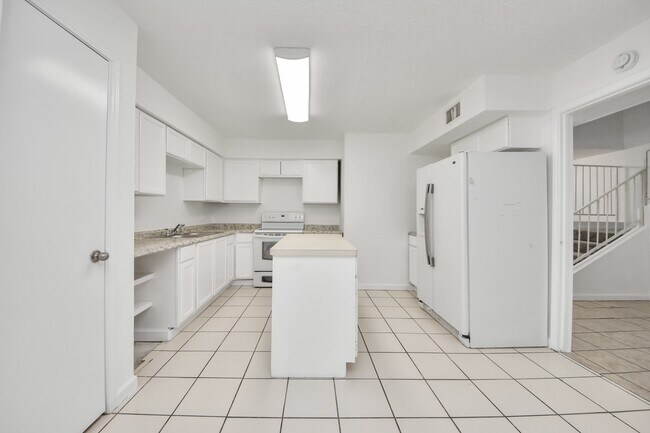 Foto del edificio - 15534 Weldon Dr