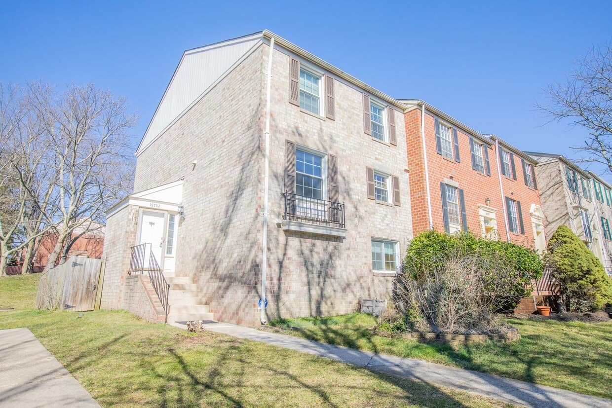 4 BR/3.5 BA EOG Towhome in Columbia! Townhome Rentals in