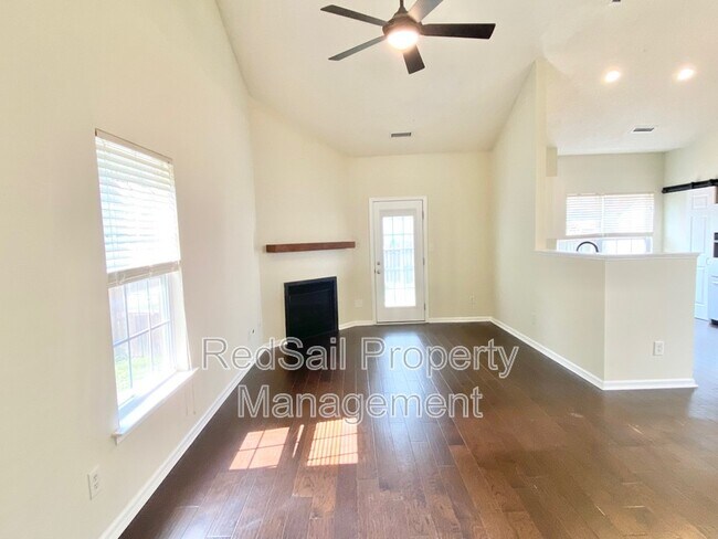 Foto del edificio - 405 Holmes Blvd