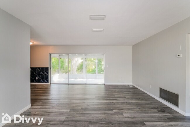 Building Photo - 6939 Pinehurst Dr